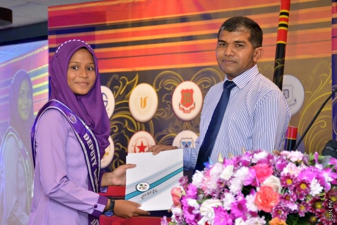 މެއި 9، 2016: ވާހަކަދެއްކުމާއި މަޒުމޫނު ލިޔުމުގެ ގައުމީ މުބާރާތުގެ ނަތީޖާ ފާޅުކުރުމަށް ބޭއްވި ރަސްމިއްޔާތުގެ ތެރެއިން --- ސަން ފޮޓޯ/ ފަޔާޒު މޫސާ