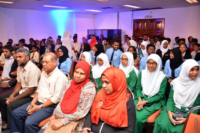 މެއި 9، 2016: ވާހަކަދެއްކުމާއި މަޒުމޫނު ލިޔުމުގެ ގައުމީ މުބާރާތުގެ ނަތީޖާ ފާޅުކުރުމަށް ބޭއްވި ރަސްމިއްޔާތުގެ ތެރެއިން --- ސަން ފޮޓޯ/ ފަޔާޒު މޫސާ