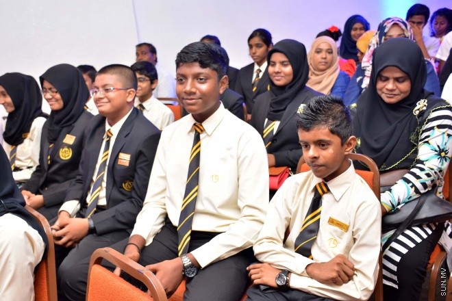 މެއި 9، 2016: ވާހަކަދެއްކުމާއި މަޒުމޫނު ލިޔުމުގެ ގައުމީ މުބާރާތުގެ ނަތީޖާ ފާޅުކުރުމަށް ބޭއްވި ރަސްމިއްޔާތުގެ ތެރެއިން --- ސަން ފޮޓޯ/ ފަޔާޒު މޫސާ