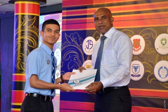މެއި 9، 2016: ވާހަކަދެއްކުމާއި މަޒުމޫނު ލިޔުމުގެ ގައުމީ މުބާރާތުގެ ނަތީޖާ ފާޅުކުރުމަށް ބޭއްވި ރަސްމިއްޔާތުގެ ތެރެއިން --- ސަން ފޮޓޯ/ ފަޔާޒު މޫސާ