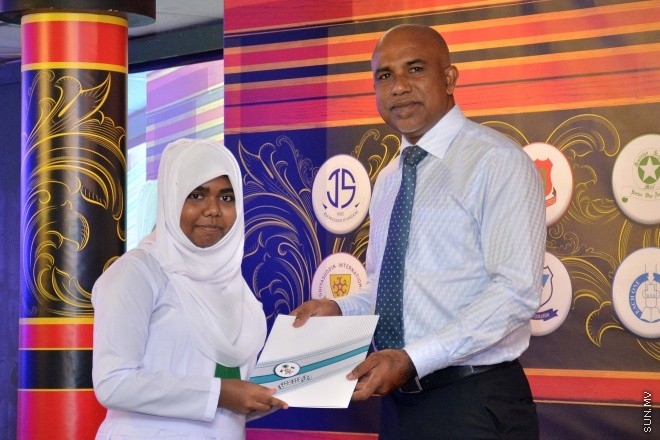 މެއި 9، 2016: ވާހަކަދެއްކުމާއި މަޒުމޫނު ލިޔުމުގެ ގައުމީ މުބާރާތުގެ ނަތީޖާ ފާޅުކުރުމަށް ބޭއްވި ރަސްމިއްޔާތުގެ ތެރެއިން --- ސަން ފޮޓޯ/ ފަޔާޒު މޫސާ