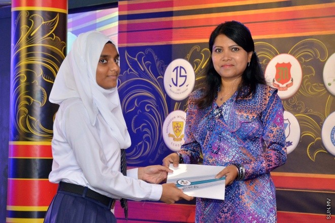 މެއި 9، 2016: ވާހަކަދެއްކުމާއި މަޒުމޫނު ލިޔުމުގެ ގައުމީ މުބާރާތުގެ ނަތީޖާ ފާޅުކުރުމަށް ބޭއްވި ރަސްމިއްޔާތުގެ ތެރެއިން --- ސަން ފޮޓޯ/ ފަޔާޒު މޫސާ