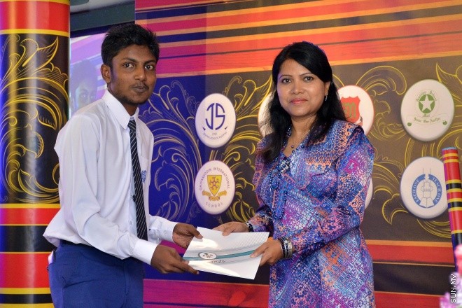 މެއި 9، 2016: ވާހަކަދެއްކުމާއި މަޒުމޫނު ލިޔުމުގެ ގައުމީ މުބާރާތުގެ ނަތީޖާ ފާޅުކުރުމަށް ބޭއްވި ރަސްމިއްޔާތުގެ ތެރެއިން --- ސަން ފޮޓޯ/ ފަޔާޒު މޫސާ