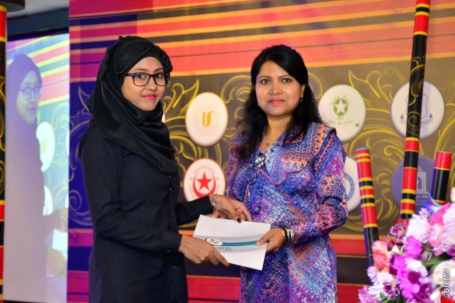 މެއި 9، 2016: ވާހަކަދެއްކުމާއި މަޒުމޫނު ލިޔުމުގެ ގައުމީ މުބާރާތުގެ ނަތީޖާ ފާޅުކުރުމަށް ބޭއްވި ރަސްމިއްޔާތުގެ ތެރެއިން --- ސަން ފޮޓޯ/ ފަޔާޒު މޫސާ