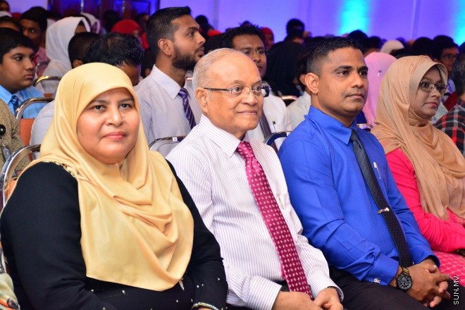 މެއި 9، 2016: ވާހަކަދެއްކުމާއި މަޒުމޫނު ލިޔުމުގެ ގައުމީ މުބާރާތުގެ ނަތީޖާ ފާޅުކުރުމަށް ބޭއްވި ރަސްމިއްޔާތުގެ ތެރެއިން --- ސަން ފޮޓޯ/ ފަޔާޒު މޫސާ