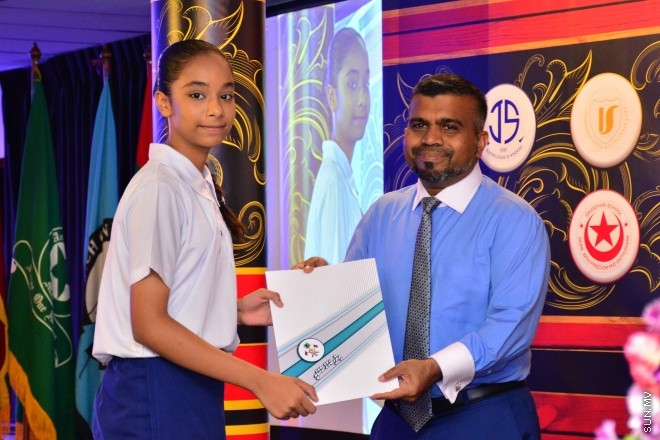 މެއި 9، 2016: ވާހަކަދެއްކުމާއި މަޒުމޫނު ލިޔުމުގެ ގައުމީ މުބާރާތުގެ ނަތީޖާ ފާޅުކުރުމަށް ބޭއްވި ރަސްމިއްޔާތުގެ ތެރެއިން --- ސަން ފޮޓޯ/ ފަޔާޒު މޫސާ