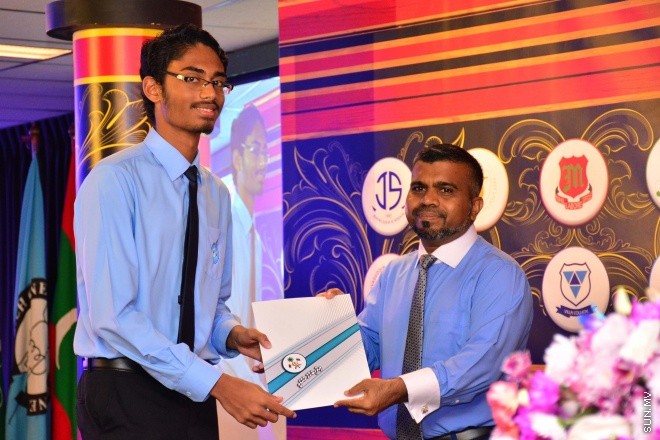 މެއި 9، 2016: ވާހަކަދެއްކުމާއި މަޒުމޫނު ލިޔުމުގެ ގައުމީ މުބާރާތުގެ ނަތީޖާ ފާޅުކުރުމަށް ބޭއްވި ރަސްމިއްޔާތުގެ ތެރެއިން --- ސަން ފޮޓޯ/ ފަޔާޒު މޫސާ