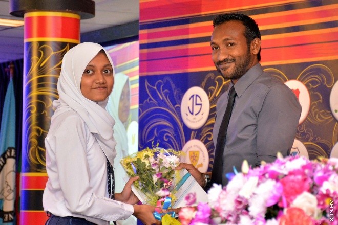 މެއި 9، 2016: ވާހަކަދެއްކުމާއި މަޒުމޫނު ލިޔުމުގެ ގައުމީ މުބާރާތުގެ ނަތީޖާ ފާޅުކުރުމަށް ބޭއްވި ރަސްމިއްޔާތުގެ ތެރެއިން --- ސަން ފޮޓޯ/ ފަޔާޒު މޫސާ