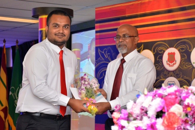މެއި 9، 2016: ވާހަކަދެއްކުމާއި މަޒުމޫނު ލިޔުމުގެ ގައުމީ މުބާރާތުގެ ނަތީޖާ ފާޅުކުރުމަށް ބޭއްވި ރަސްމިއްޔާތުގެ ތެރެއިން --- ސަން ފޮޓޯ/ ފަޔާޒު މޫސާ