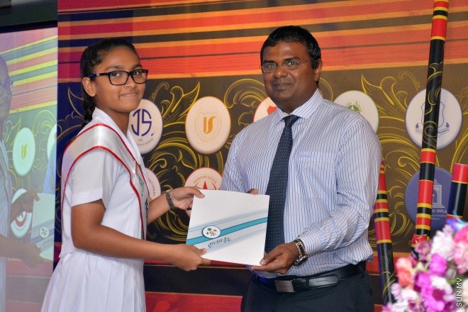 މެއި 9، 2016: ވާހަކަދެއްކުމާއި މަޒުމޫނު ލިޔުމުގެ ގައުމީ މުބާރާތުގެ ނަތީޖާ ފާޅުކުރުމަށް ބޭއްވި ރަސްމިއްޔާތުގެ ތެރެއިން --- ސަން ފޮޓޯ/ ފަޔާޒު މޫސާ