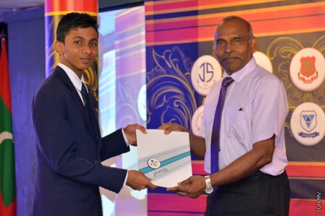 މެއި 9، 2016: ވާހަކަދެއްކުމާއި މަޒުމޫނު ލިޔުމުގެ ގައުމީ މުބާރާތުގެ ނަތީޖާ ފާޅުކުރުމަށް ބޭއްވި ރަސްމިއްޔާތުގެ ތެރެއިން --- ސަން ފޮޓޯ/ ފަޔާޒު މޫސާ