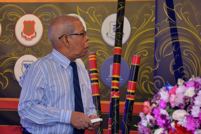 މެއި 9، 2016: ވާހަކަދެއްކުމާއި މަޒުމޫނު ލިޔުމުގެ ގައުމީ މުބާރާތުގެ ނަތީޖާ ފާޅުކުރުމަށް ބޭއްވި ރަސްމިއްޔާތުގެ ތެރެއިން --- ސަން ފޮޓޯ/ ފަޔާޒު މޫސާ