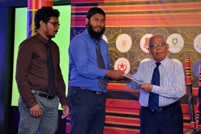 މެއި 9، 2016: ވާހަކަދެއްކުމާއި މަޒުމޫނު ލިޔުމުގެ ގައުމީ މުބާރާތުގެ ނަތީޖާ ފާޅުކުރުމަށް ބޭއްވި ރަސްމިއްޔާތުގެ ތެރެއިން --- ސަން ފޮޓޯ/ ފަޔާޒު މޫސާ