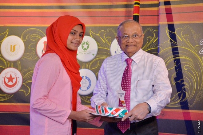މެއި 9، 2016: ވާހަކަދެއްކުމާއި މަޒުމޫނު ލިޔުމުގެ ގައުމީ މުބާރާތުގެ ނަތީޖާ ފާޅުކުރުމަށް ބޭއްވި ރަސްމިއްޔާތުގެ ތެރެއިން --- ސަން ފޮޓޯ/ ފަޔާޒު މޫސާ