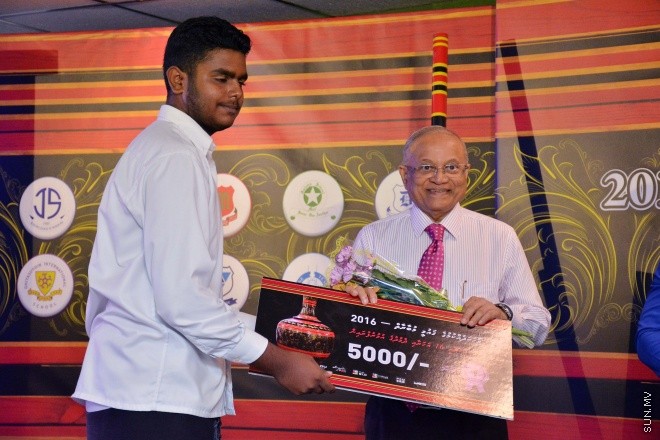 މެއި 9، 2016: ވާހަކަދެއްކުމާއި މަޒުމޫނު ލިޔުމުގެ ގައުމީ މުބާރާތުގެ ނަތީޖާ ފާޅުކުރުމަށް ބޭއްވި ރަސްމިއްޔާތުގެ ތެރެއިން --- ސަން ފޮޓޯ/ ފަޔާޒު މޫސާ