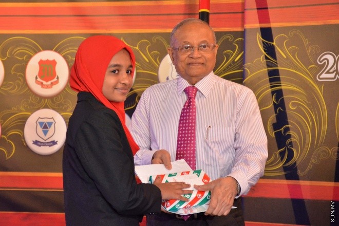 މެއި 9، 2016: ވާހަކަދެއްކުމާއި މަޒުމޫނު ލިޔުމުގެ ގައުމީ މުބާރާތުގެ ނަތީޖާ ފާޅުކުރުމަށް ބޭއްވި ރަސްމިއްޔާތުގެ ތެރެއިން --- ސަން ފޮޓޯ/ ފަޔާޒު މޫސާ