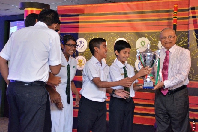މެއި 9، 2016: ވާހަކަދެއްކުމާއި މަޒުމޫނު ލިޔުމުގެ ގައުމީ މުބާރާތުގެ ނަތީޖާ ފާޅުކުރުމަށް ބޭއްވި ރަސްމިއްޔާތުގެ ތެރެއިން --- ސަން ފޮޓޯ/ ފަޔާޒު މޫސާ