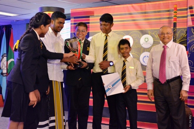މެއި 9، 2016: ވާހަކަދެއްކުމާއި މަޒުމޫނު ލިޔުމުގެ ގައުމީ މުބާރާތުގެ ނަތީޖާ ފާޅުކުރުމަށް ބޭއްވި ރަސްމިއްޔާތުގެ ތެރެއިން --- ސަން ފޮޓޯ/ ފަޔާޒު މޫސާ