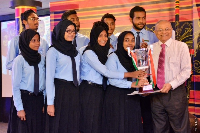 މެއި 9، 2016: ވާހަކަދެއްކުމާއި މަޒުމޫނު ލިޔުމުގެ ގައުމީ މުބާރާތުގެ ނަތީޖާ ފާޅުކުރުމަށް ބޭއްވި ރަސްމިއްޔާތުގެ ތެރެއިން --- ސަން ފޮޓޯ/ ފަޔާޒު މޫސާ