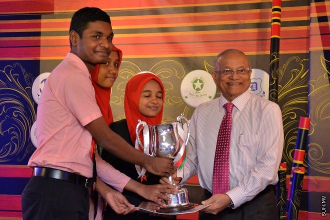 މެއި 9، 2016: ވާހަކަދެއްކުމާއި މަޒުމޫނު ލިޔުމުގެ ގައުމީ މުބާރާތުގެ ނަތީޖާ ފާޅުކުރުމަށް ބޭއްވި ރަސްމިއްޔާތުގެ ތެރެއިން --- ސަން ފޮޓޯ/ ފަޔާޒު މޫސާ