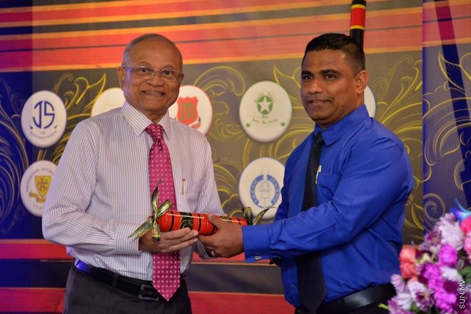 މެއި 9، 2016: ވާހަކަދެއްކުމާއި މަޒުމޫނު ލިޔުމުގެ ގައުމީ މުބާރާތުގެ ނަތީޖާ ފާޅުކުރުމަށް ބޭއްވި ރަސްމިއްޔާތުގެ ތެރެއިން --- ސަން ފޮޓޯ/ ފަޔާޒު މޫސާ