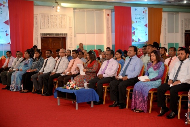 ދިވެހި ސިވިލްސާވިސް ކޮންފަރެންސް 2016 ނިންމާލުމުގެ ރަސްމިއްޔާތުގެ ތެރެއިން -- ސަން ފޮޓޯ/މުހައްމަދު އަފްރާހު