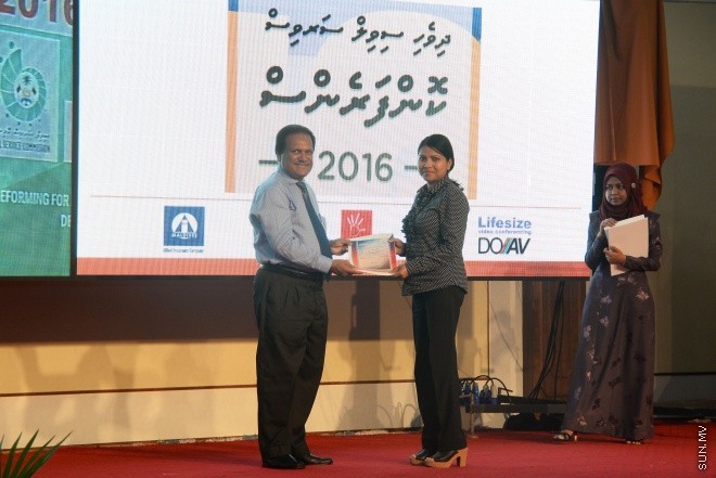 ދިވެހި ސިވިލްސާވިސް ކޮންފަރެންސް 2016 ނިންމާލުމުގެ ރަސްމިއްޔާތުގެ ތެރެއިން -- ސަން ފޮޓޯ/މުހައްމަދު އަފްރާހު