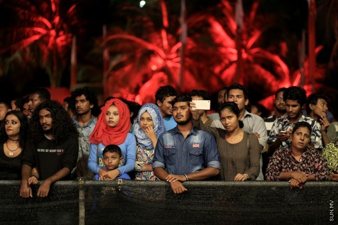 މެއި 12، 2016: އުރީދޫ މޯލްޑިވްސް އިން "ސުޕަނެޓް ފިކްސްޑް ބްރޯޑްބޭންޑް"ގެ ނަމުގައި އެކުންފުނީގެ ފިކްސްޑް ބްރޯޑްބޭންޑް އިންޓަނެޓްގެ ޚިދުމަތް ލޯންޗުކުރުމަށް އާޓިފިޝަލް ބީޗުގައި ބޭއްވި ހަރަކާތްތަކުގެ ތެރެއިން -- ސަން ފޮޓޯ/ ފަޔާޒު މޫސާ