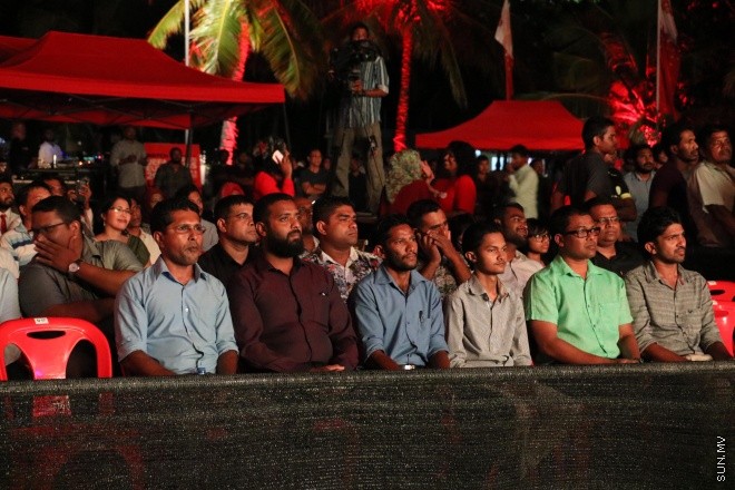 މެއި 12، 2016: އުރީދޫ މޯލްޑިވްސް އިން "ސުޕަނެޓް ފިކްސްޑް ބްރޯޑްބޭންޑް"ގެ ނަމުގައި އެކުންފުނީގެ ފިކްސްޑް ބްރޯޑްބޭންޑް އިންޓަނެޓްގެ ޚިދުމަތް ލޯންޗުކުރުމަށް އާޓިފިޝަލް ބީޗުގައި ބޭއްވި ހަރަކާތްތަކުގެ ތެރެއިން -- ސަން ފޮޓޯ/ ފަޔާޒު މޫސާ