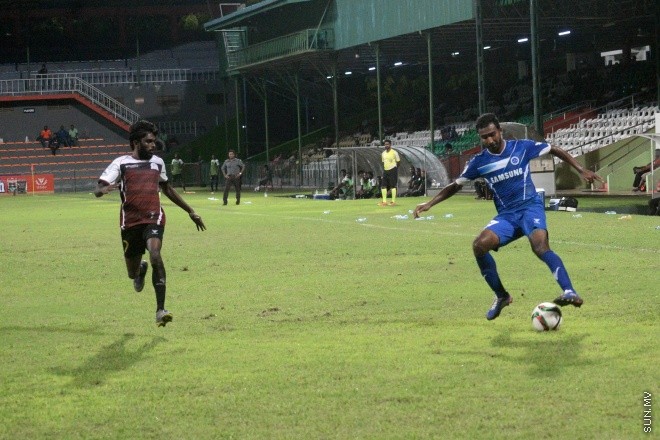 އުރީދޫ ދިވެހި ޕްރިމިއާ ލީގުގައި ބީޖީ ސްޕޯޓްސް އާއި ނިއުރޭޑިއަންޓް ބައްދަލު ކުރި މެޗުގެ ތެރެއިން-- ސަން ފޮޓޯ/ މުހައްމަަދު އަފްރާހް