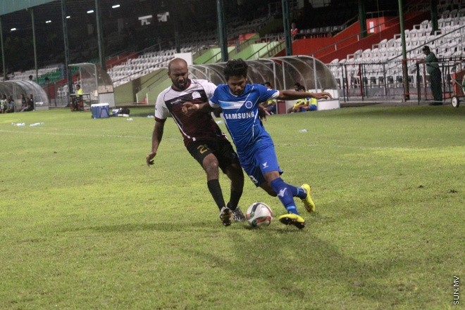 އުރީދޫ ދިވެހި ޕްރިމިއާ ލީގުގައި ބީޖީ ސްޕޯޓްސް އާއި ނިއުރޭޑިއަންޓް ބައްދަލު ކުރި މެޗުގެ ތެރެއިން-- ސަން ފޮޓޯ/ މުހައްމަަދު އަފްރާހް