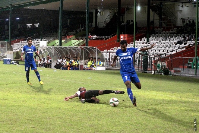 އުރީދޫ ދިވެހި ޕްރިމިއާ ލީގުގައި ބީޖީ ސްޕޯޓްސް އާއި ނިއުރޭޑިއަންޓް ބައްދަލު ކުރި މެޗުގެ ތެރެއިން-- ސަން ފޮޓޯ/ މުހައްމަަދު އަފްރާހް