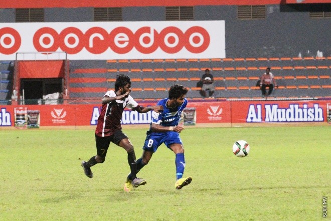 އުރީދޫ ދިވެހި ޕްރިމިއާ ލީގުގައި ބީޖީ ސްޕޯޓްސް އާއި ނިއުރޭޑިއަންޓް ބައްދަލު ކުރި މެޗުގެ ތެރެއިން-- ސަން ފޮޓޯ/ މުހައްމަަދު އަފްރާހް