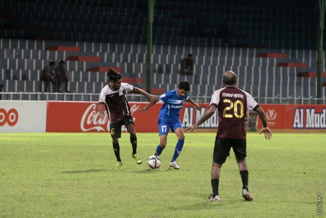 އުރީދޫ ދިވެހި ޕްރިމިއާ ލީގުގައި ބީޖީ ސްޕޯޓްސް އާއި ނިއުރޭޑިއަންޓް ބައްދަލު ކުރި މެޗުގެ ތެރެއިން-- ސަން ފޮޓޯ/ މުހައްމަަދު އަފްރާހް