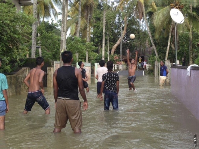 ބޯކޮށް ވާރޭ ވެހުމުގެ ސަބަބުން ލަންކާގަ މަގުތަކުގައި ފެންބޮޑުވެފައި -- ފޮޓޯ: އޭޕީ