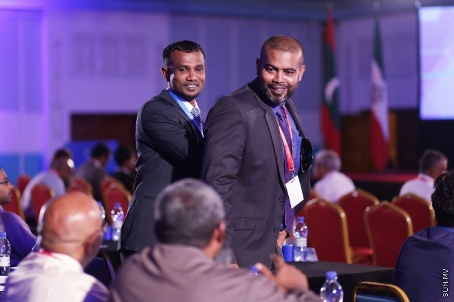މެއި 31، 2016: ރާއްޖޭގެ ފުޓްބޯޅައިގެ މައި އިދާރާ (އެފްއޭއެމް)ގެ ކޮންގްރެސްގެ ތެރެއިން: މި ކޮންގްރެސްގައި އެފްއޭއެމްގެ ރައީސް ކަމަށް އަޙްމަދު ޠާރިޤު (ޓޮމް)ވަނީ  އިންތިހާބުކޮށްފައި -- ސަން ފޮޓޯ/ ފަޔާޒު މޫސާ