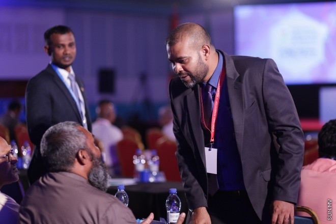 މެއި 31، 2016: ރާއްޖޭގެ ފުޓްބޯޅައިގެ މައި އިދާރާ (އެފްއޭއެމް)ގެ ކޮންގްރެސްގެ ތެރެއިން: މި ކޮންގްރެސްގައި އެފްއޭއެމްގެ ރައީސް ކަމަށް އަޙްމަދު ޠާރިޤު (ޓޮމް)ވަނީ  އިންތިހާބުކޮށްފައި -- ސަން ފޮޓޯ/ ފަޔާޒު މޫސާ