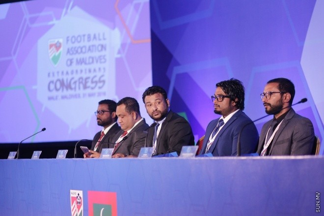 މެއި 31، 2016: ރާއްޖޭގެ ފުޓްބޯޅައިގެ މައި އިދާރާ (އެފްއޭއެމް)ގެ ކޮންގްރެސްގެ ތެރެއިން: މި ކޮންގްރެސްގައި އެފްއޭއެމްގެ ރައީސް ކަމަށް އަޙްމަދު ޠާރިޤު (ޓޮމް)ވަނީ  އިންތިހާބުކޮށްފައި -- ސަން ފޮޓޯ/ ފަޔާޒު މޫސާ