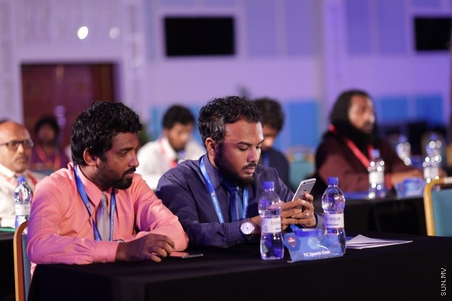 މެއި 31، 2016: ރާއްޖޭގެ ފުޓްބޯޅައިގެ މައި އިދާރާ (އެފްއޭއެމް)ގެ ކޮންގްރެސްގެ ތެރެއިން: މި ކޮންގްރެސްގައި އެފްއޭއެމްގެ ރައީސް ކަމަށް އަޙްމަދު ޠާރިޤު (ޓޮމް)ވަނީ  އިންތިހާބުކޮށްފައި -- ސަން ފޮޓޯ/ ފަޔާޒު މޫސާ