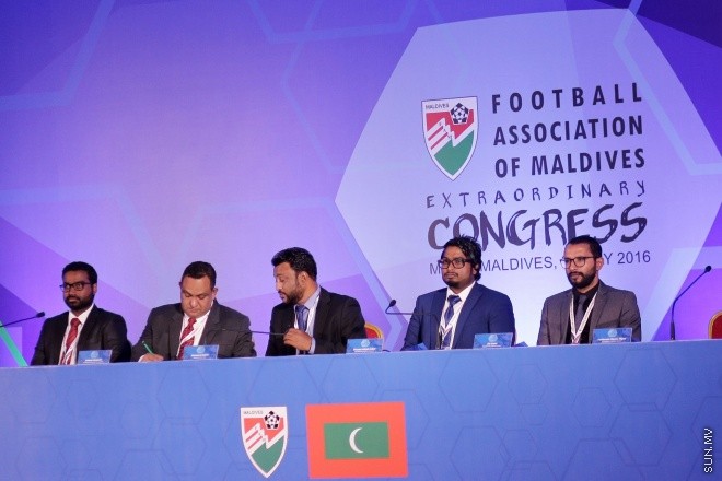 މެއި 31، 2016: ރާއްޖޭގެ ފުޓްބޯޅައިގެ މައި އިދާރާ (އެފްއޭއެމް)ގެ ކޮންގްރެސްގެ ތެރެއިން: މި ކޮންގްރެސްގައި އެފްއޭއެމްގެ ރައީސް ކަމަށް އަޙްމަދު ޠާރިޤު (ޓޮމް)ވަނީ  އިންތިހާބުކޮށްފައި -- ސަން ފޮޓޯ/ ފަޔާޒު މޫސާ