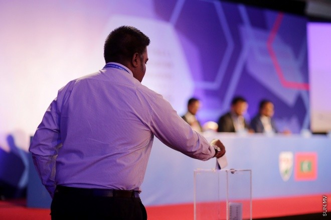 މެއި 31، 2016: ރާއްޖޭގެ ފުޓްބޯޅައިގެ މައި އިދާރާ (އެފްއޭއެމް)ގެ ކޮންގްރެސްގެ ތެރެއިން: މި ކޮންގްރެސްގައި އެފްއޭއެމްގެ ރައީސް ކަމަށް އަޙްމަދު ޠާރިޤު (ޓޮމް)ވަނީ  އިންތިހާބުކޮށްފައި -- ސަން ފޮޓޯ/ ފަޔާޒު މޫސާމެއި 31، 2016: ރާއްޖޭގެ ފުޓްބޯޅައިގެ މައި އިދާރާ (އެފްއޭއެމް)ގެ ކޮންގްރެސްގެ ތެރެއިން: މި ކޮންގްރެސްގައި އެފްއޭއެމްގެ ރައީސް ކަމަށް އަޙްމަދު ޠާރިޤު (ޓޮމް)ވަނީ  އިންތިހާބުކޮށްފައި -- ސަން ފޮޓޯ/ ފަޔާޒު މޫސާ