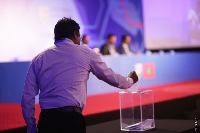 މެއި 31، 2016: ރާއްޖޭގެ ފުޓްބޯޅައިގެ މައި އިދާރާ (އެފްއޭއެމް)ގެ ކޮންގްރެސްގެ ތެރެއިން: މި ކޮންގްރެސްގައި އެފްއޭއެމްގެ ރައީސް ކަމަށް އަޙްމަދު ޠާރިޤު (ޓޮމް)ވަނީ  އިންތިހާބުކޮށްފައި -- ސަން ފޮޓޯ/ ފަޔާޒު މޫސާ