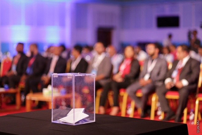 މެއި 31، 2016: ރާއްޖޭގެ ފުޓްބޯޅައިގެ މައި އިދާރާ (އެފްއޭއެމް)ގެ ކޮންގްރެސްގެ ތެރެއިން: މި ކޮންގްރެސްގައި އެފްއޭއެމްގެ ރައީސް ކަމަށް އަޙްމަދު ޠާރިޤު (ޓޮމް)ވަނީ  އިންތިހާބުކޮށްފައި -- ސަން ފޮޓޯ/ ފަޔާޒު މޫސާ