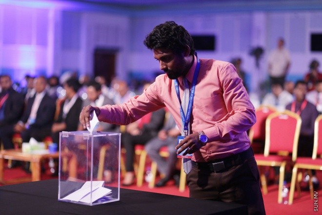 މެއި 31، 2016: ރާއްޖޭގެ ފުޓްބޯޅައިގެ މައި އިދާރާ (އެފްއޭއެމް)ގެ ކޮންގްރެސްގެ ތެރެއިން: މި ކޮންގްރެސްގައި އެފްއޭއެމްގެ ރައީސް ކަމަށް އަޙްމަދު ޠާރިޤު (ޓޮމް)ވަނީ  އިންތިހާބުކޮށްފައި -- ސަން ފޮޓޯ/ ފަޔާޒު މޫސާ