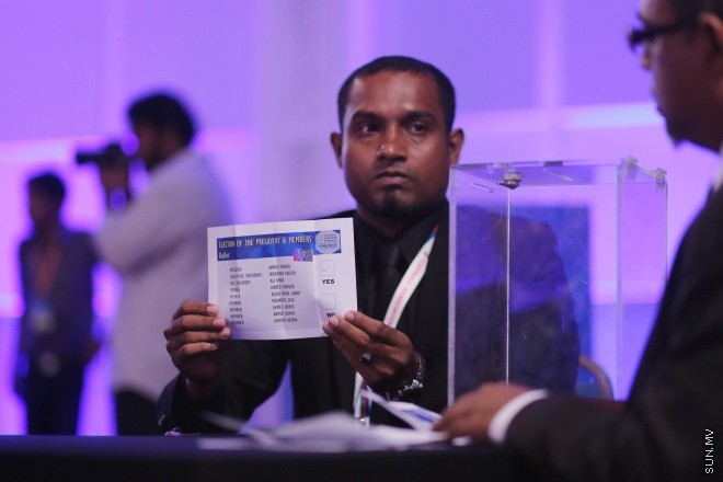 މެއި 31، 2016: ރާއްޖޭގެ ފުޓްބޯޅައިގެ މައި އިދާރާ (އެފްއޭއެމް)ގެ ކޮންގްރެސްގެ ތެރެއިން: މި ކޮންގްރެސްގައި އެފްއޭއެމްގެ ރައީސް ކަމަށް އަޙްމަދު ޠާރިޤު (ޓޮމް)ވަނީ  އިންތިހާބުކޮށްފައި -- ސަން ފޮޓޯ/ ފަޔާޒު މޫސާ