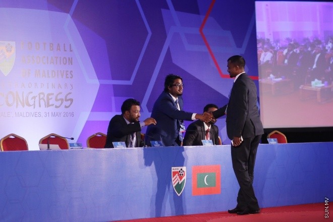 މެއި 31، 2016: ރާއްޖޭގެ ފުޓްބޯޅައިގެ މައި އިދާރާ (އެފްއޭއެމް)ގެ ކޮންގްރެސްގެ ތެރެއިން: މި ކޮންގްރެސްގައި އެފްއޭއެމްގެ ރައީސް ކަމަށް އަޙްމަދު ޠާރިޤު (ޓޮމް)ވަނީ  އިންތިހާބުކޮށްފައި -- ސަން ފޮޓޯ/ ފަޔާޒު މޫސާ