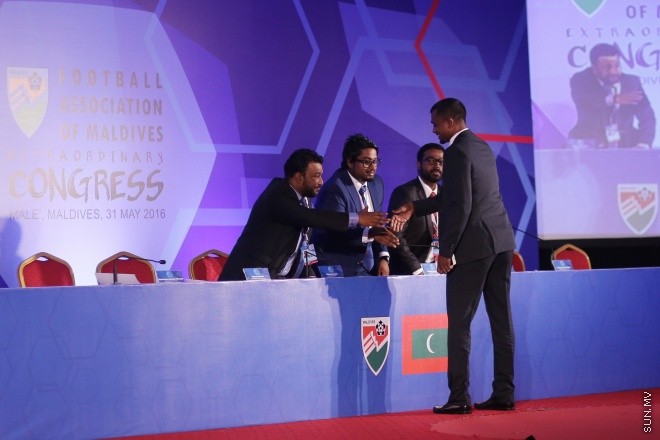 މެއި 31، 2016: ރާއްޖޭގެ ފުޓްބޯޅައިގެ މައި އިދާރާ (އެފްއޭއެމް)ގެ ކޮންގްރެސްގެ ތެރެއިން: މި ކޮންގްރެސްގައި އެފްއޭއެމްގެ ރައީސް ކަމަށް އަޙްމަދު ޠާރިޤު (ޓޮމް)ވަނީ  އިންތިހާބުކޮށްފައި -- ސަން ފޮޓޯ/ ފަޔާޒު މޫސާ