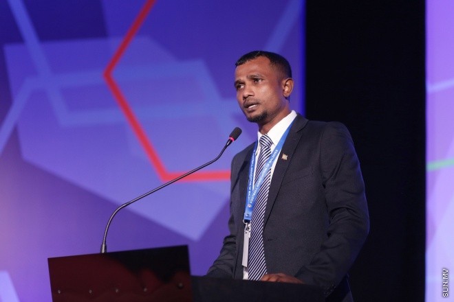 މެއި 31، 2016: ރާއްޖޭގެ ފުޓްބޯޅައިގެ މައި އިދާރާ (އެފްއޭއެމް)ގެ ކޮންގްރެސްގެ ތެރެއިން: މި ކޮންގްރެސްގައި އެފްއޭއެމްގެ ރައީސް ކަމަށް އަޙްމަދު ޠާރިޤު (ޓޮމް)ވަނީ  އިންތިހާބުކޮށްފައި -- ސަން ފޮޓޯ/ ފަޔާޒު މޫސާ