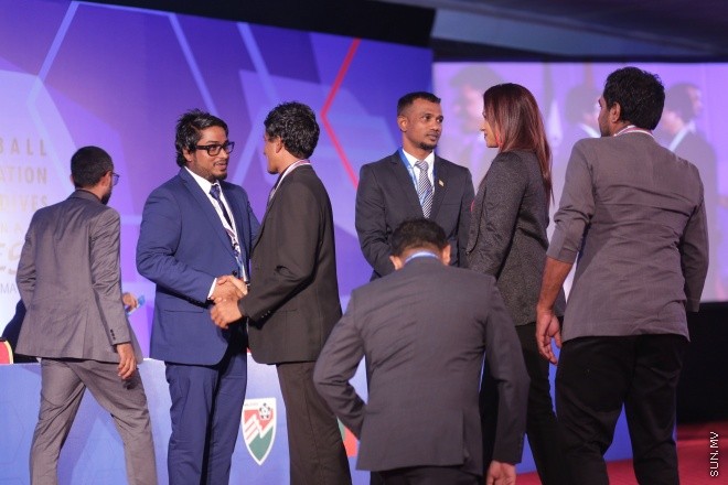 މެއި 31، 2016: ރާއްޖޭގެ ފުޓްބޯޅައިގެ މައި އިދާރާ (އެފްއޭއެމް)ގެ ކޮންގްރެސްގެ ތެރެއިން: މި ކޮންގްރެސްގައި އެފްއޭއެމްގެ ރައީސް ކަމަށް އަޙްމަދު ޠާރިޤު (ޓޮމް)ވަނީ  އިންތިހާބުކޮށްފައި -- ސަން ފޮޓޯ/ ފަޔާޒު މޫސާ
