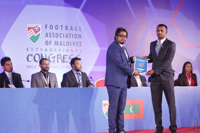 މެއި 31، 2016: ރާއްޖޭގެ ފުޓްބޯޅައިގެ މައި އިދާރާ (އެފްއޭއެމް)ގެ ކޮންގްރެސްގެ ތެރެއިން: މި ކޮންގްރެސްގައި އެފްއޭއެމްގެ ރައީސް ކަމަށް އަޙްމަދު ޠާރިޤު (ޓޮމް)ވަނީ  އިންތިހާބުކޮށްފައި -- ސަން ފޮޓޯ/ ފަޔާޒު މޫސާ